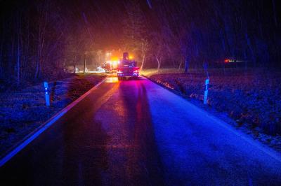 Baltmannsweiler: Glatteis sorgt fuer Unfall auf Kreisstrasse - Pkw landet im Graben